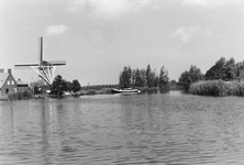 841829 Gezicht op de Vecht bij Nigtevecht, met links de Garstenmolen.